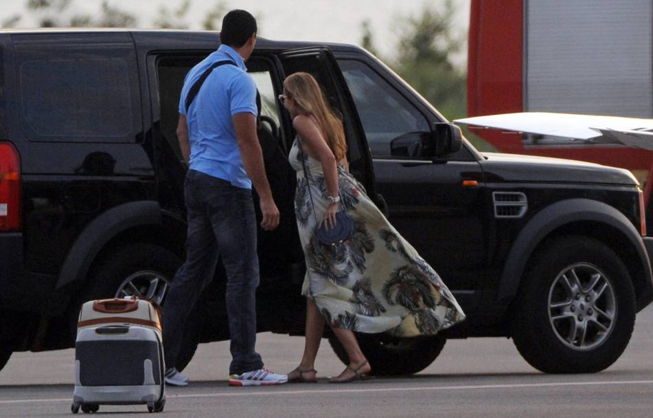 Le prime foto del matrimonio di Jelena Ristic e Novak Djokovic, novelli sposi all’arrivo all’aeroporto in Montenegro (Epa)